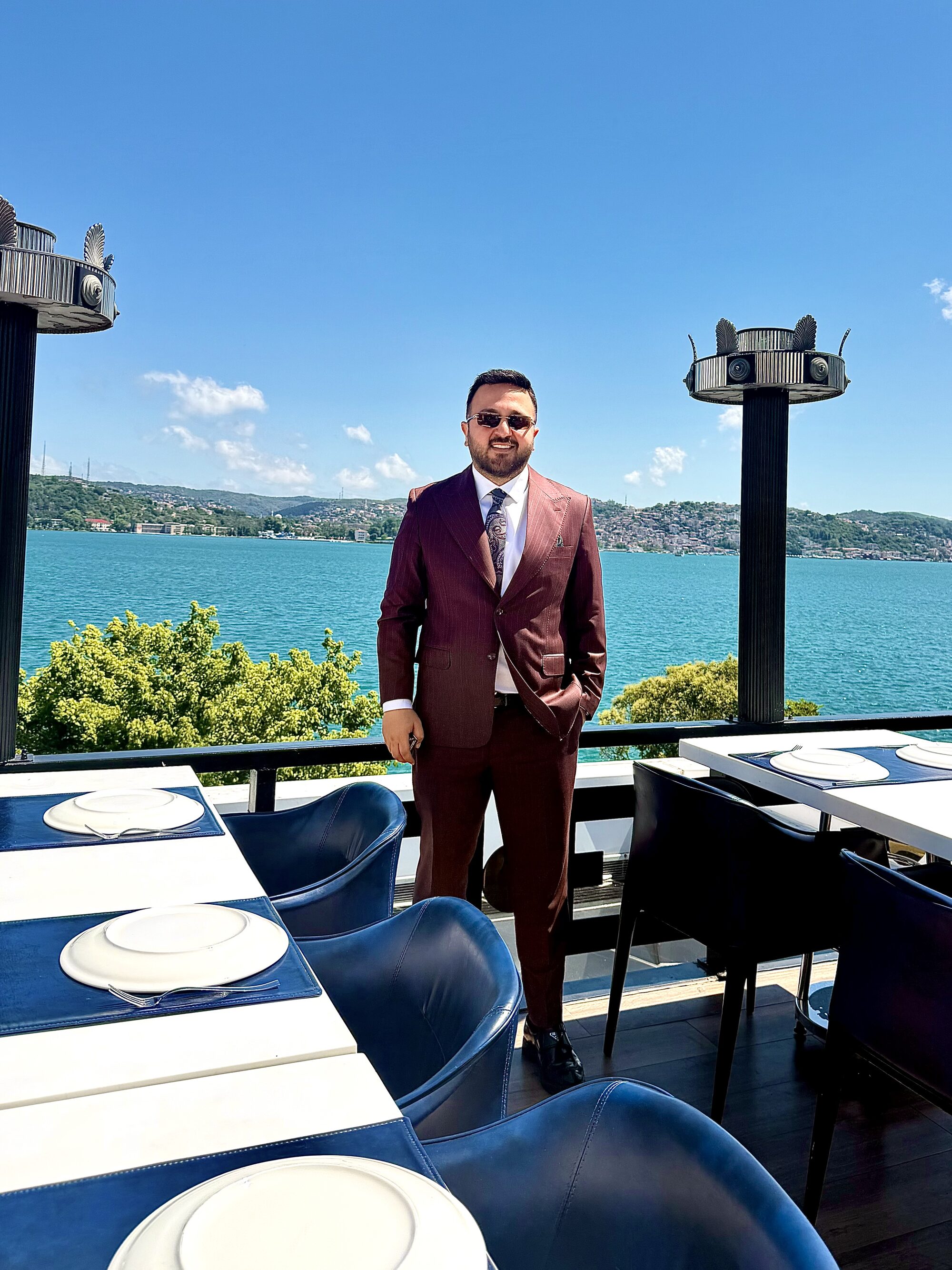 Adnan Uzunlulu, Boğaz manzaralı bir terasta